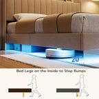 Lit plateforme flottant à lattes en bois rembourré avec tête de lit de rangement et lumières LED